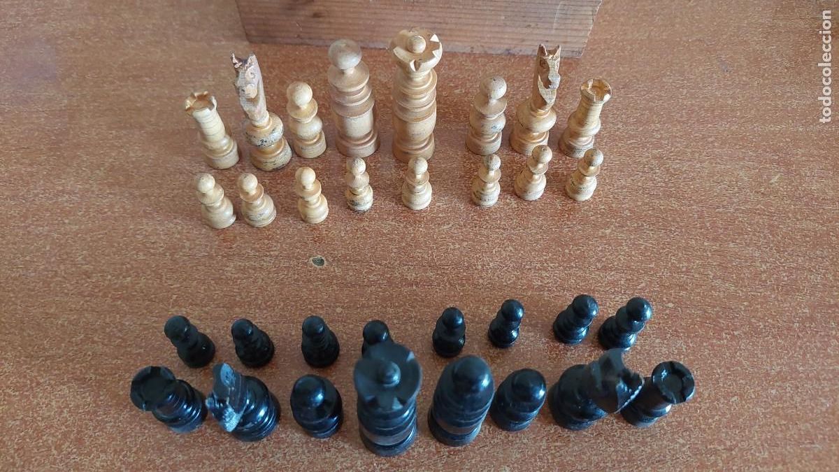 Juegos de mesa: Antiguo ajedrez de madera circa 1920