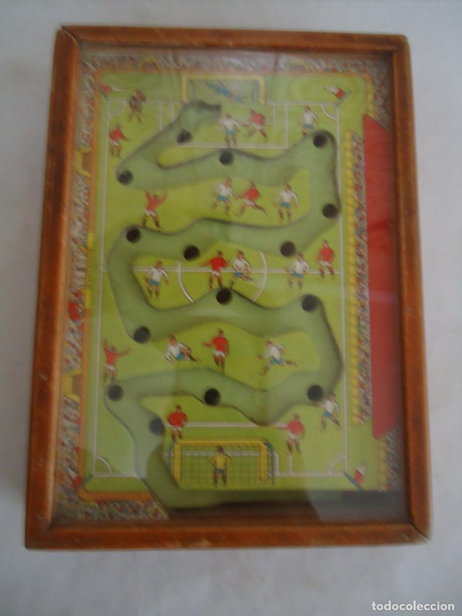 Board Games: JUEGO DE HABILIDAD CON UNA BOLITA ESQUIVANDO LOS AGUJEROS. SIMULANDO PARTIDO DE FUTBOL. ANTIGUO.--25