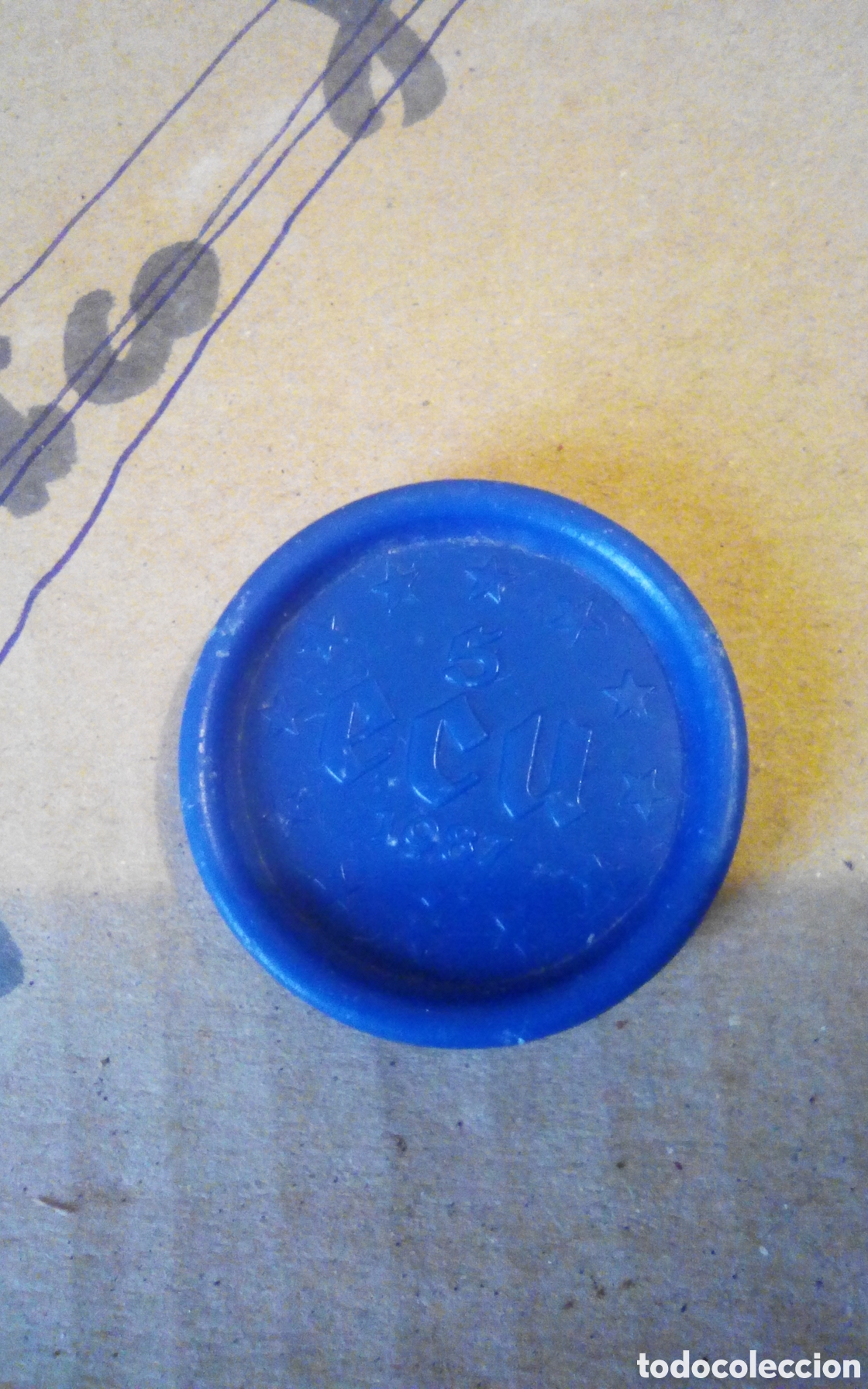 Juegos de mesa: Ficha 5 ecu, 1987. Pl&aacute;stico, 32 mm.