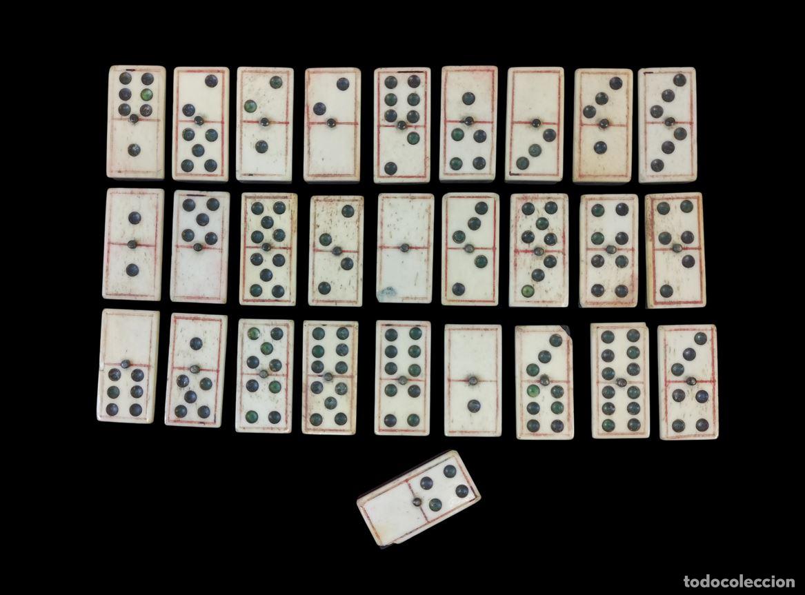 Juegos de mesa: ANTIGUO CONJUNTO DE PIEZAS (28) DE DOMIN&Oacute;. MADERA Y HUESO TALLADO. ESPA&Ntilde;A. SIGLO XIX.