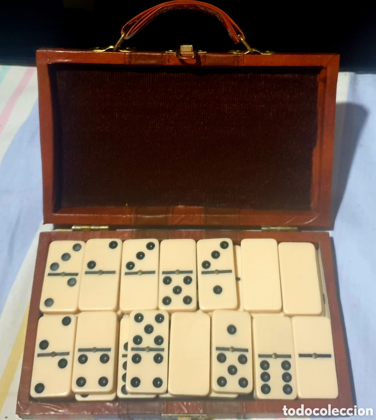 Juegos de mesa: Juego de domin&oacute; en estuche de cuero con cierre.
