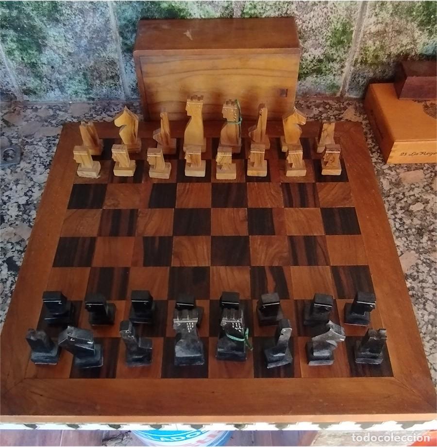 Juegos de mesa: AJEDREZ DE DISE&Ntilde;O CUBISTA EN MADERA CON CAJA Y TABLERO DE MADERA DE 42 CM DE LADO PIEZAS DE 7,50 / 3