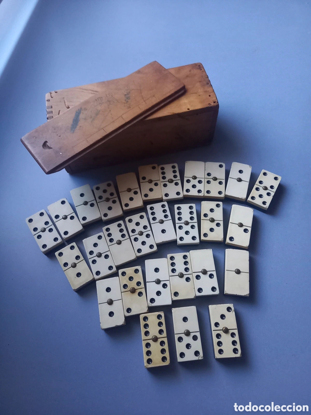 Brettspiele: Antiguo juego de domin&oacute; de hueso y madera (Completo, 28 fichas) &ndash; C. 1940 / Caja original