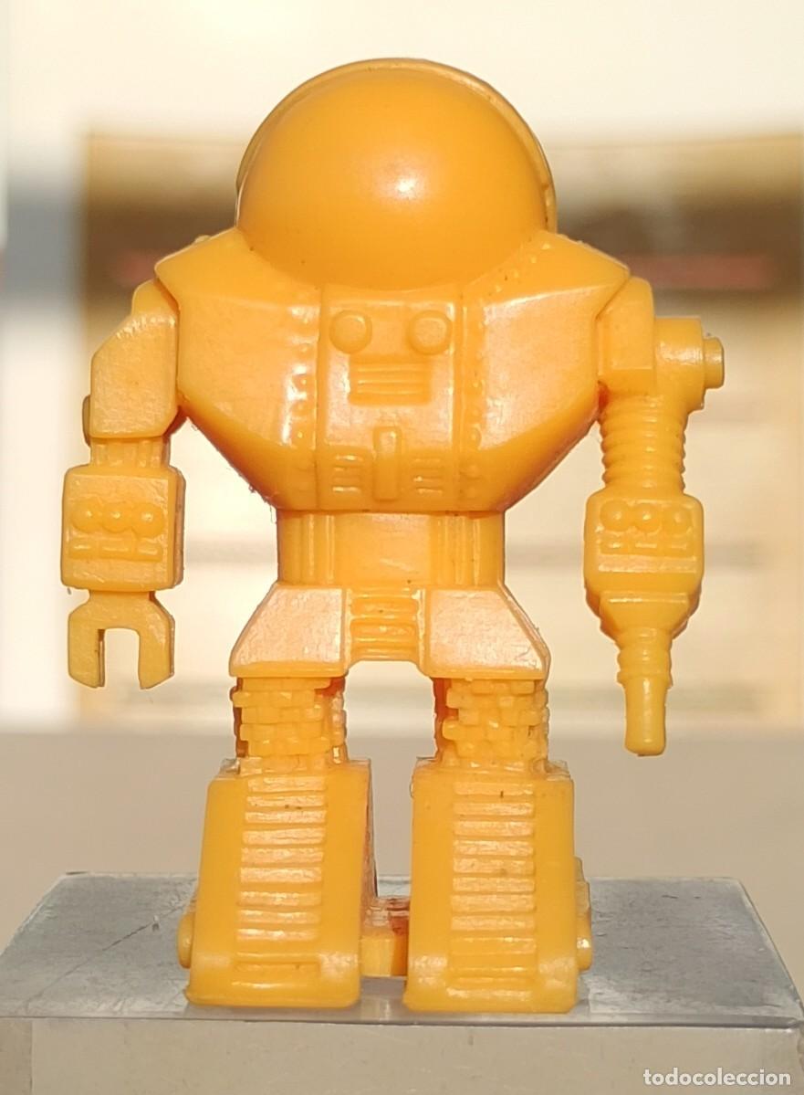 Juegos de mesa: Figura Robot Sonda Amarillo Omega Virus MB Repuesto