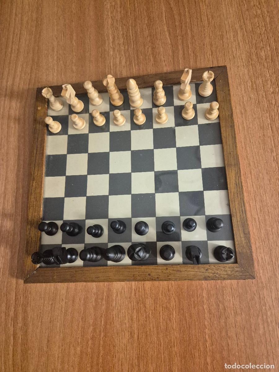 Juegos de mesa: PEQUE&Ntilde;O TABLERO DE AJEDREZ Y PIEZAS DE AJEDREZ DE MADERA.