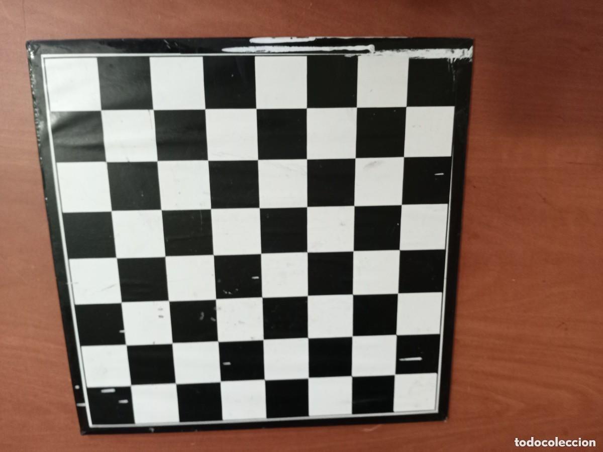 Juegos de mesa: ajedrez y parch&iacute;s en mismo tablero muy grande-algunos defectos-mirar fotos