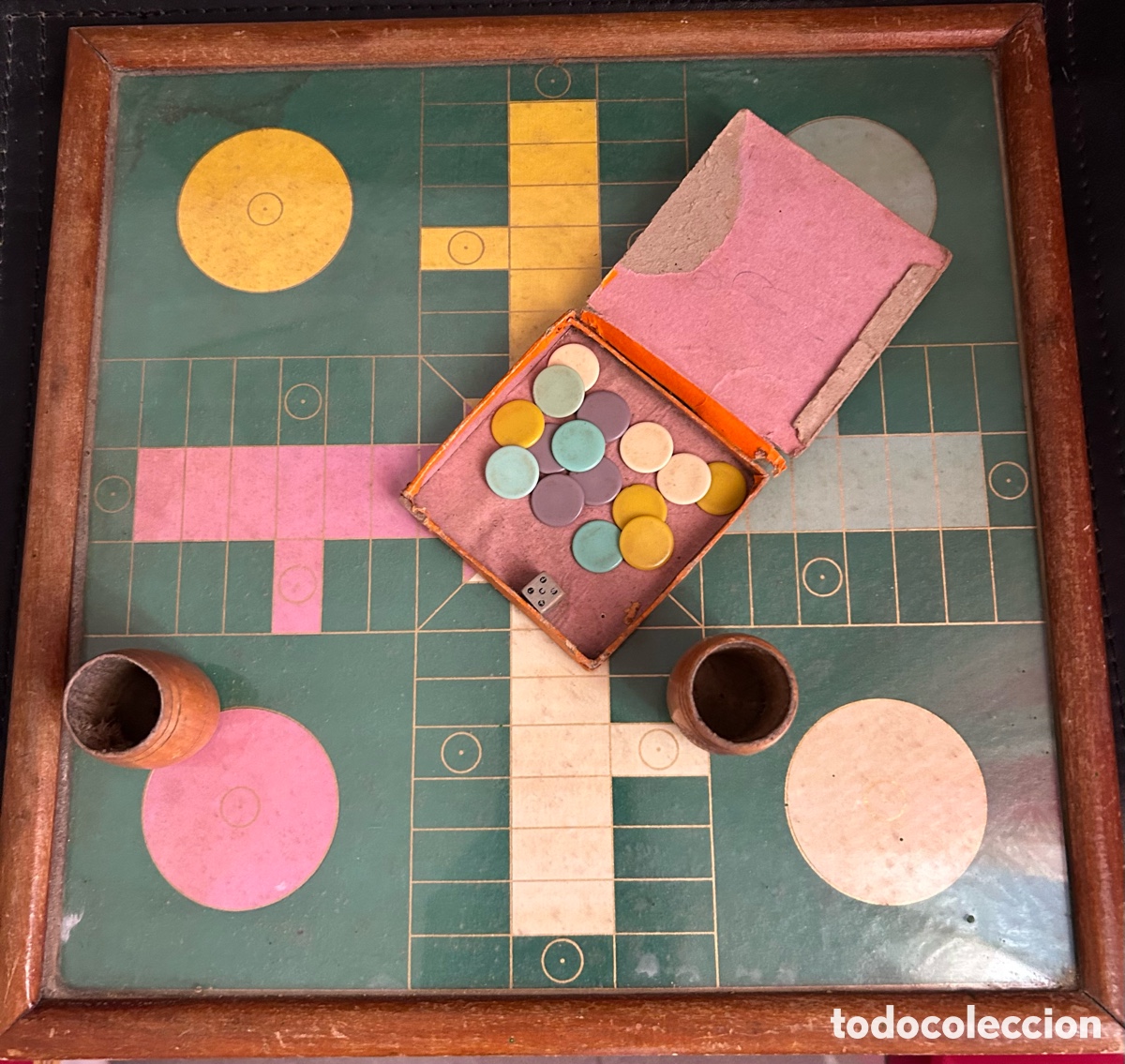 Juegos de mesa: ANTIGUO JUEGO DE PARCH&Iacute;S CON MARCO DE MADERA Y CRISTAL. CUBILETES DE MADERA Y FICHAS. A&Ntilde;OS 40-50.