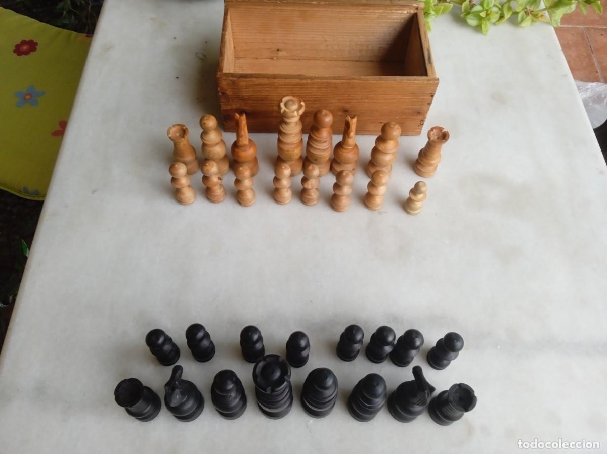 Juegos de mesa: Ajedrez antiguo de madera torneada con estuche