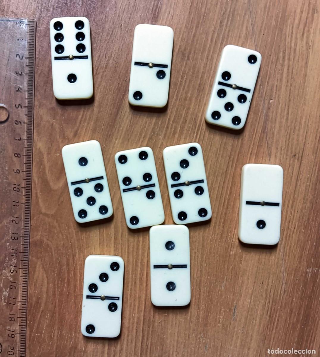 Juegos de mesa: JUEGO DE DOMIN&Oacute; - 28 FICHAS DE MADERA NEGRA CON PUNTOS DE COLORES - CAJA DE MADERA - VINTAGE