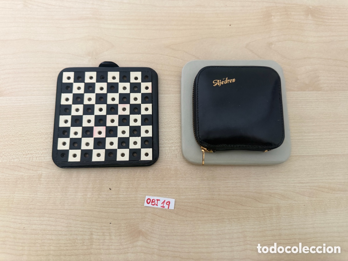 Juegos de mesa: Antiguo ajedrez de viaje port&aacute;til con estuche de piel