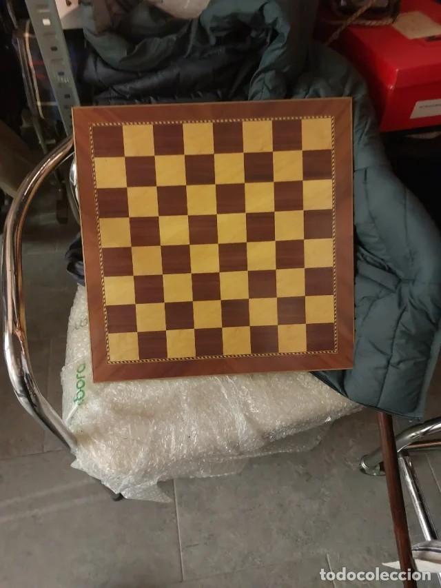 Juegos de mesa: Tablero de juego para Parch&iacute;s y Ajedrez. Ideal para tardes de diversi&oacute;n en familia.