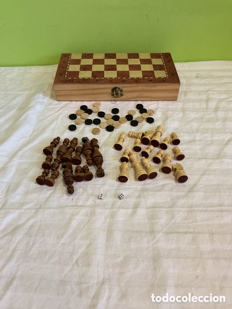 Juegos de mesa: Ajedrez de madera con tablero caja, fichas de damas y dados