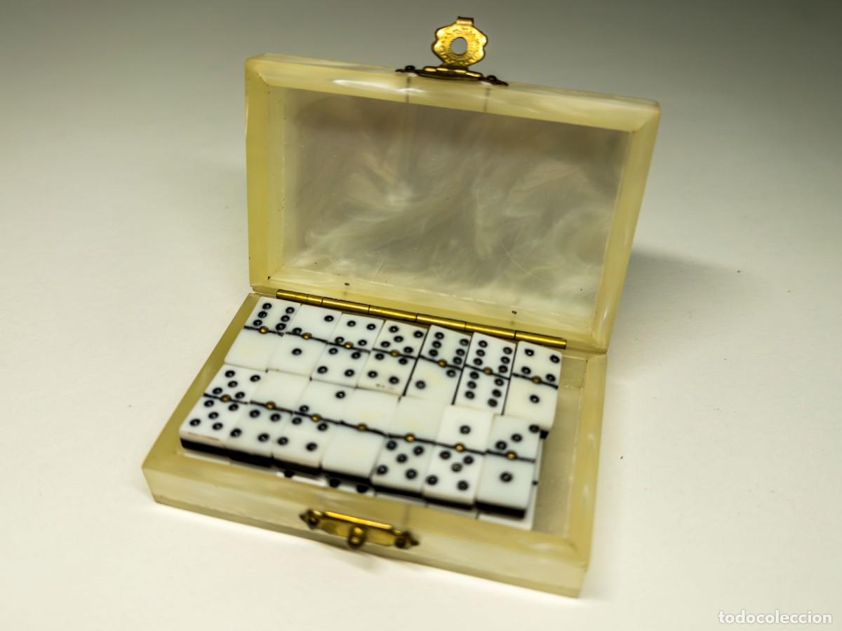 Juegos de mesa: Domin&oacute; miniatura completo de 28 fichas con caja nacarada