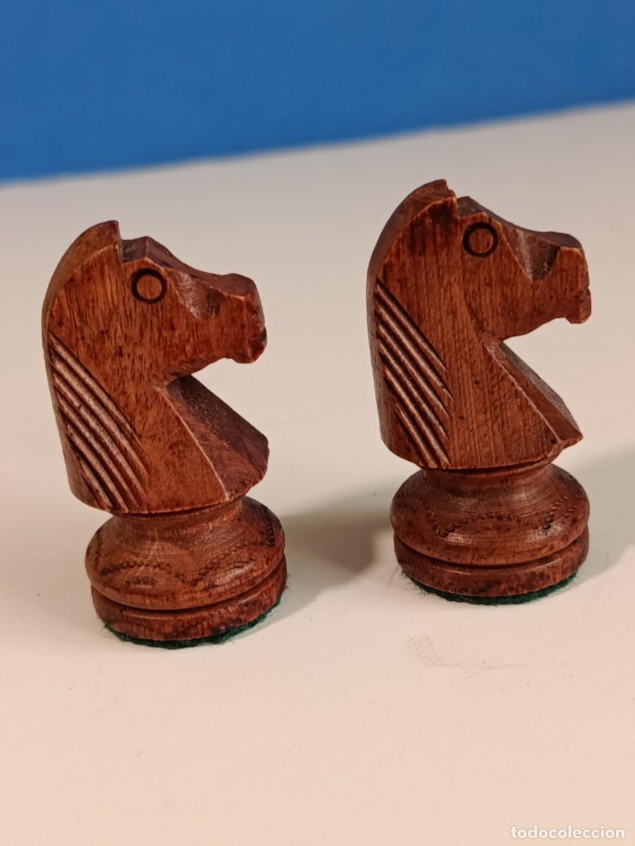 Juegos de mesa: DOS CABALLOS DEL AJEDREZ POLACO DE MADERA. MODELO REALEZA.