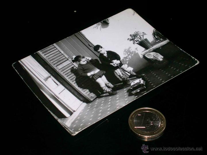 Giocattoli antichi: Fotograf&iacute;a original ni&ntilde;os jugando con Ford Galaxie Radio Patrulla, Juguetes Rico. A&ntilde;os 60.