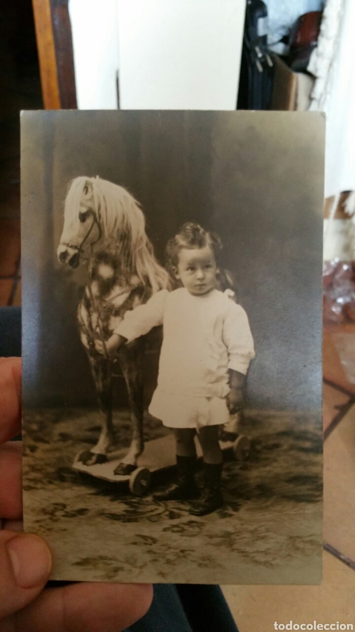 Giocattoli antichi: Antiguas fotograf&iacute;as de ni&ntilde;os con caballos de cart&oacute;n y ruedas 1912