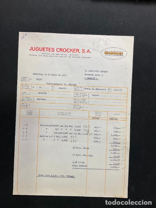 Brinquedos antigos: FACTURA DE JUGUETES. JUGUETES CROCKER. BADALONA 1973. MICROSCOPIOS. QUIMICAS