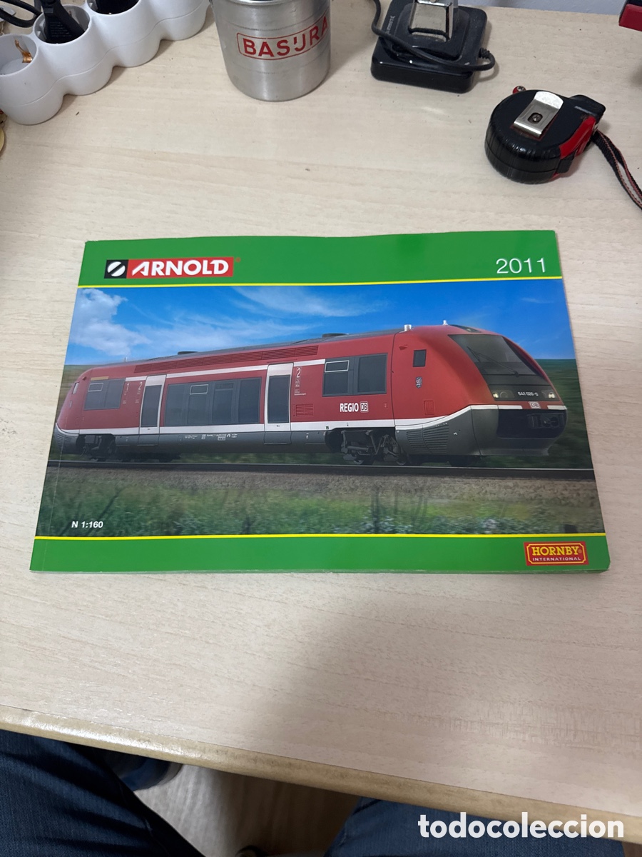 Juguetes antiguos: CAT&Aacute;LOGO ARNOLD HORNBY 2011 TREN
