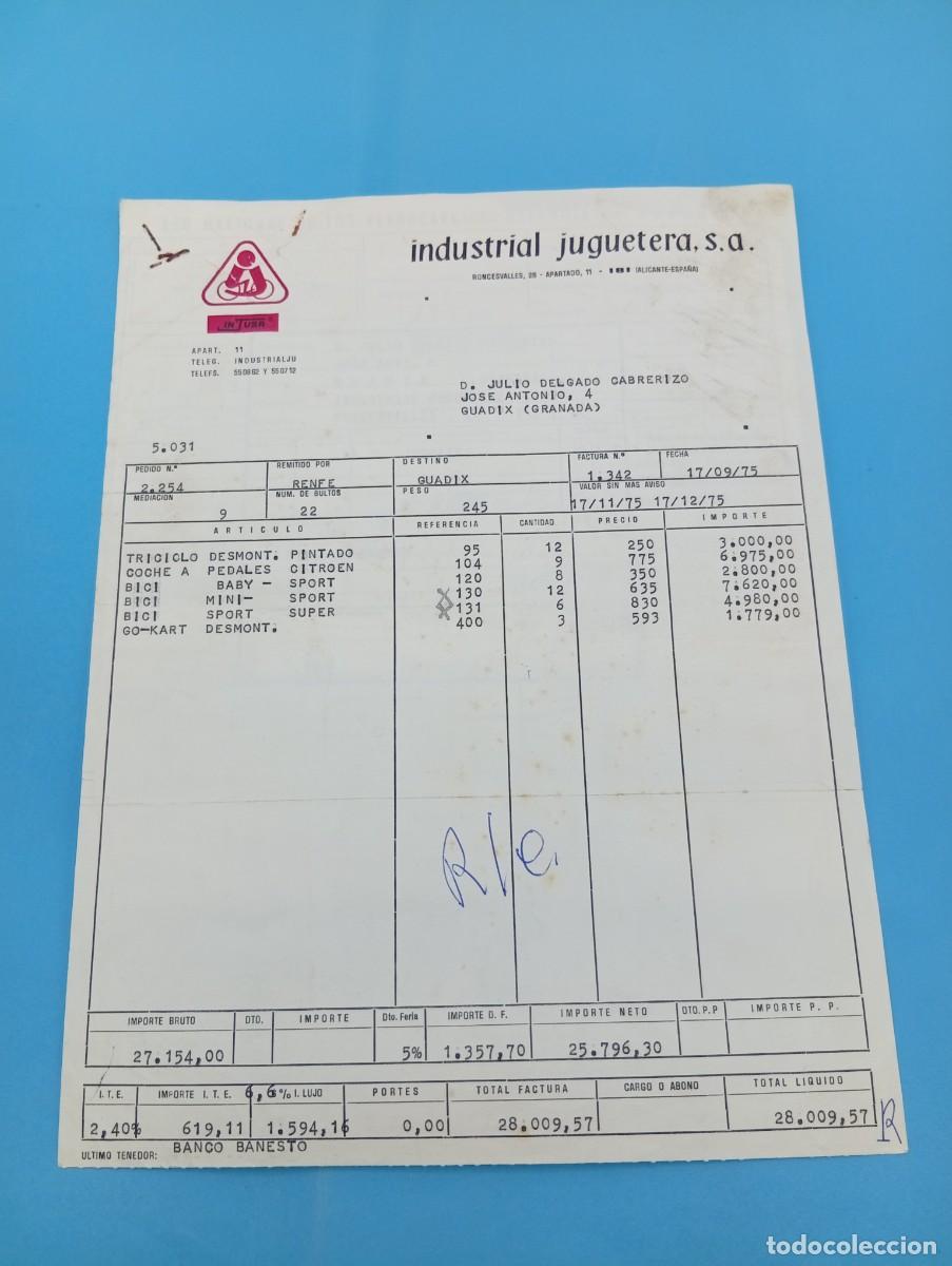 Juguetes antiguos: FACTURA Y LETRA DE CAMBIO DE JUGUETES. INJUSA. INDUSTRIAL JUGUETERA, S.A. IBI, ALICANTE, 1975.