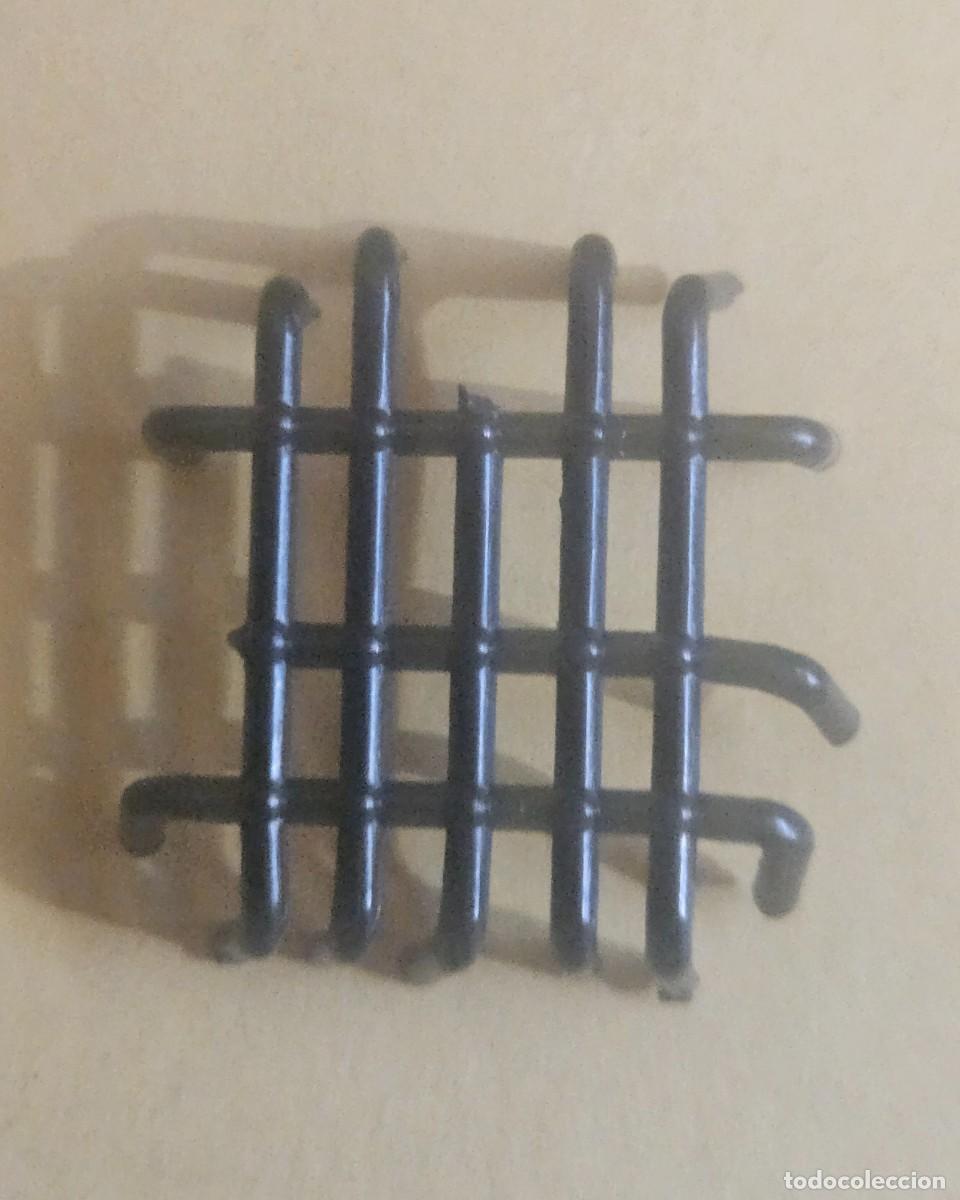 Juguetes antiguos Exin: Exin castillos - Reja o celos&iacute;a para ventana del castillo - pieza restaurar reparar barrotes