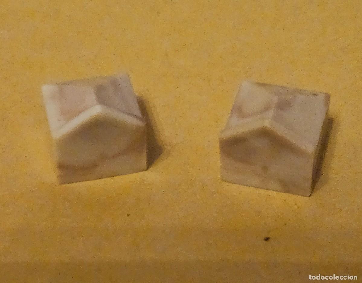 Juguetes antiguos Exin: Exin castillos - 2 Piezas remate de tejado merl&oacute;n biselado diamante pir&aacute;mide acabado original
