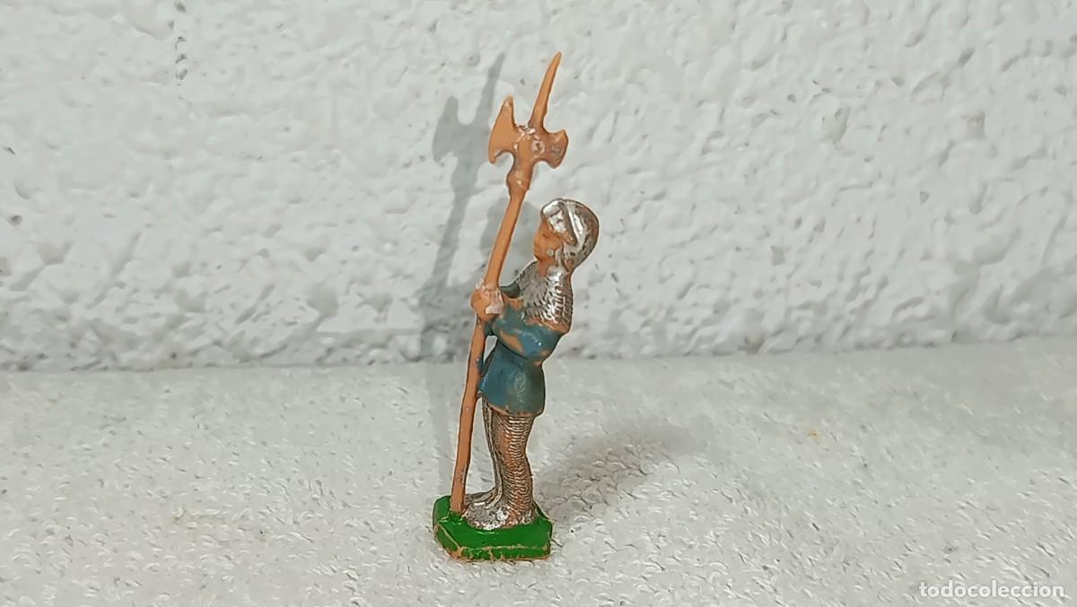 Juguetes antiguos Exin: EXIN CASTILLOS : ANTIGUA FIGURA DE PLASTICO SOLDADO GUARDIA CON ALABARDA MEDIEVAL A&Ntilde;OS 70