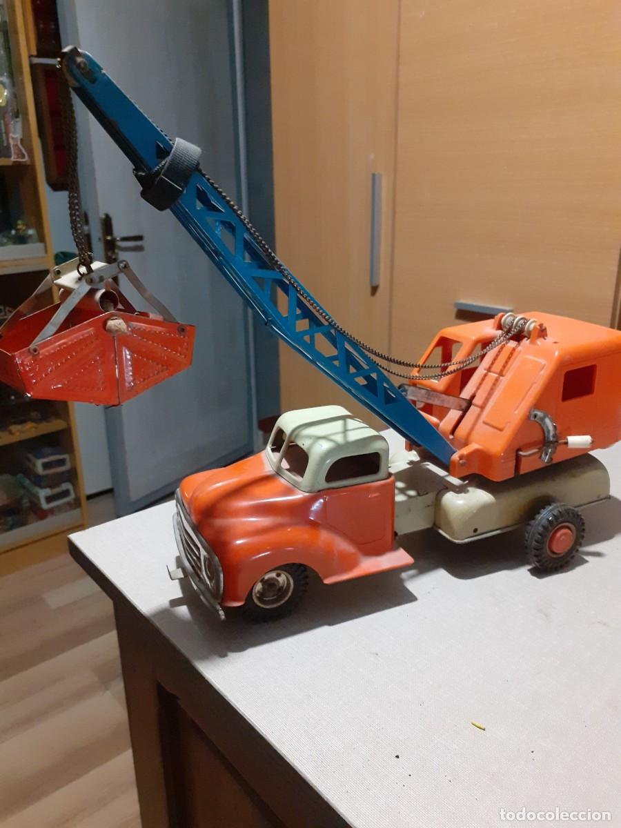 Juguetes antiguos Goz&aacute;n: Camion grua de la marca Gama - Foto 1