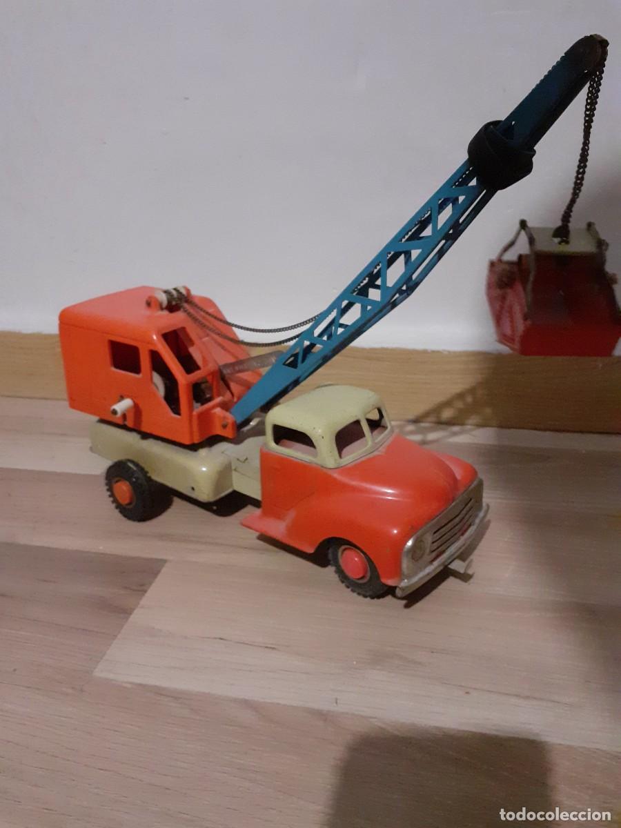Juguetes antiguos Goz&aacute;n: Camion grua de la marca Gama - Foto 2