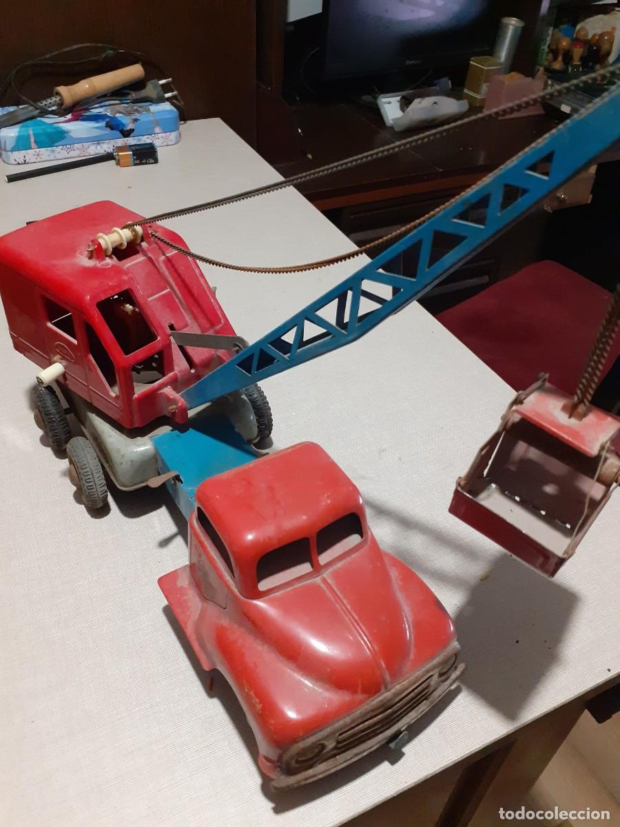 Juguetes antiguos Goz&aacute;n: Camion grua de la marca Gama - Foto 1