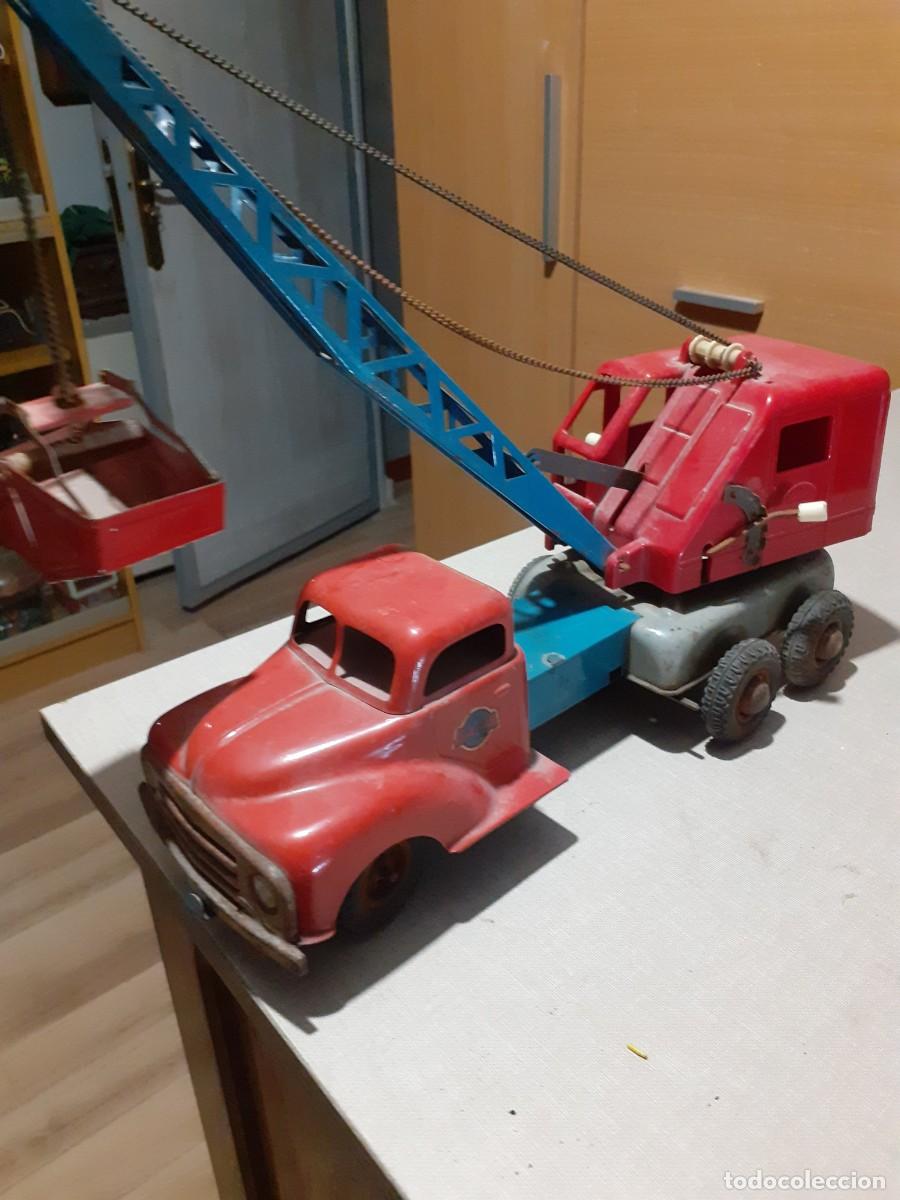 Juguetes antiguos Goz&aacute;n: Camion grua de la marca Gama - Foto 2