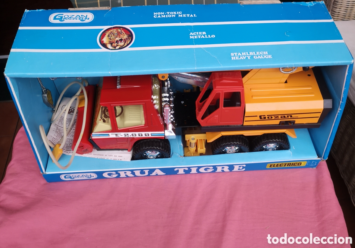 Juguetes antiguos Goz&aacute;n: Gozan. Cami&oacute;n GR&Uacute;A TIGRE.Ref 3004. El&eacute;ctrico Y MANUAL. SIN USAR. LA GR&Uacute;A FUNCIONA BIEN. MANDO MAL.
