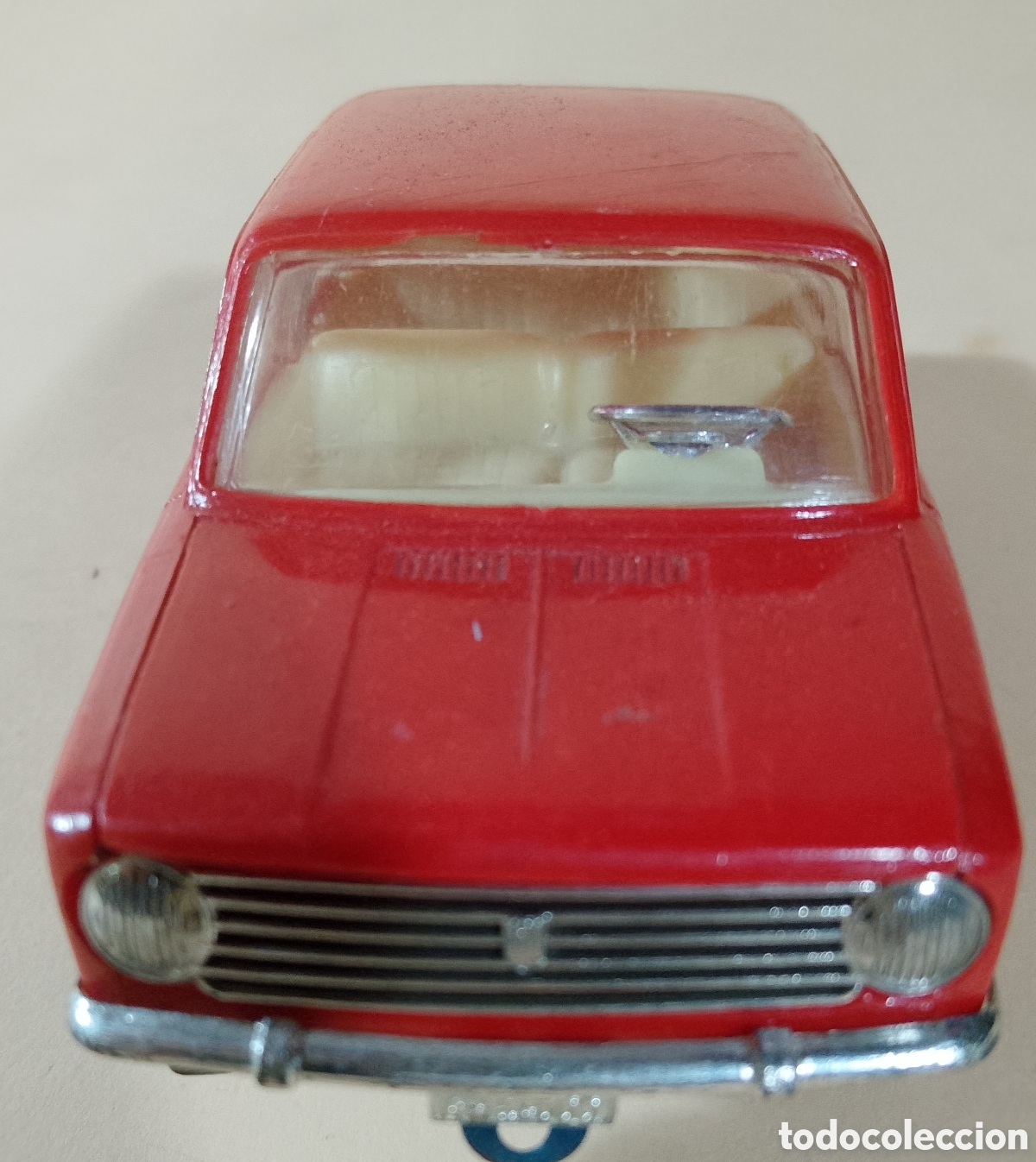 Juguetes antiguos Goz&aacute;n: Seat 124 de Gozan, al parachoques de atr&aacute;s le falta un poquito