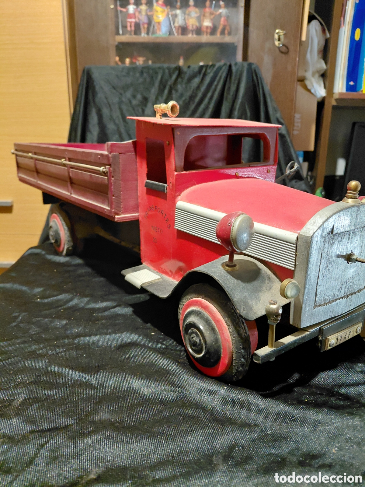 Juguetes antiguos Goz&aacute;n: Camion artesanal de chapa y madera de 60x19cm