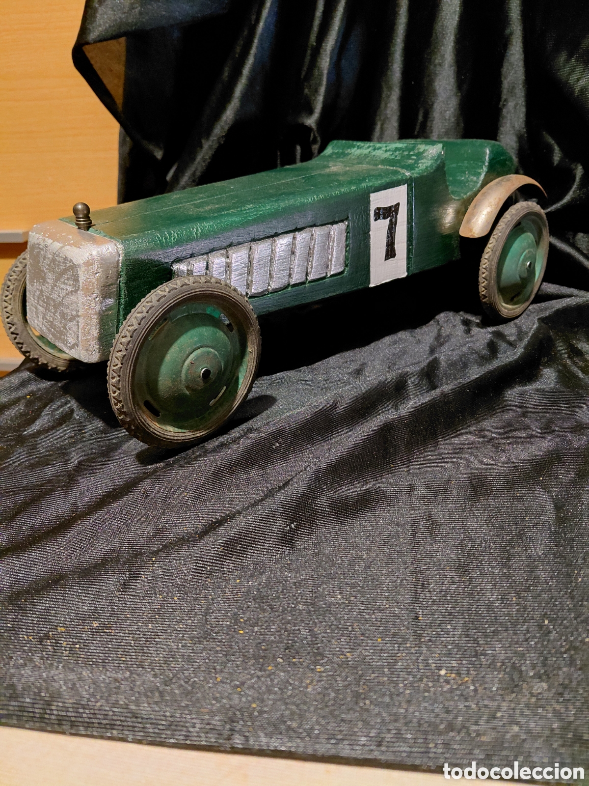 Juguetes antiguos Goz&aacute;n: Bolido artesanal de madera de 38x10 cm