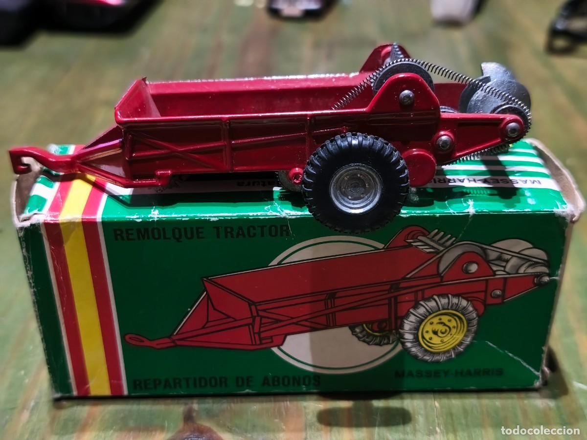 Juguetes antiguos Joal: Remolque tractor repartidor de abonos Massey Harris. Miniaturas Joal N&ordm;204.Nuevo con caja.