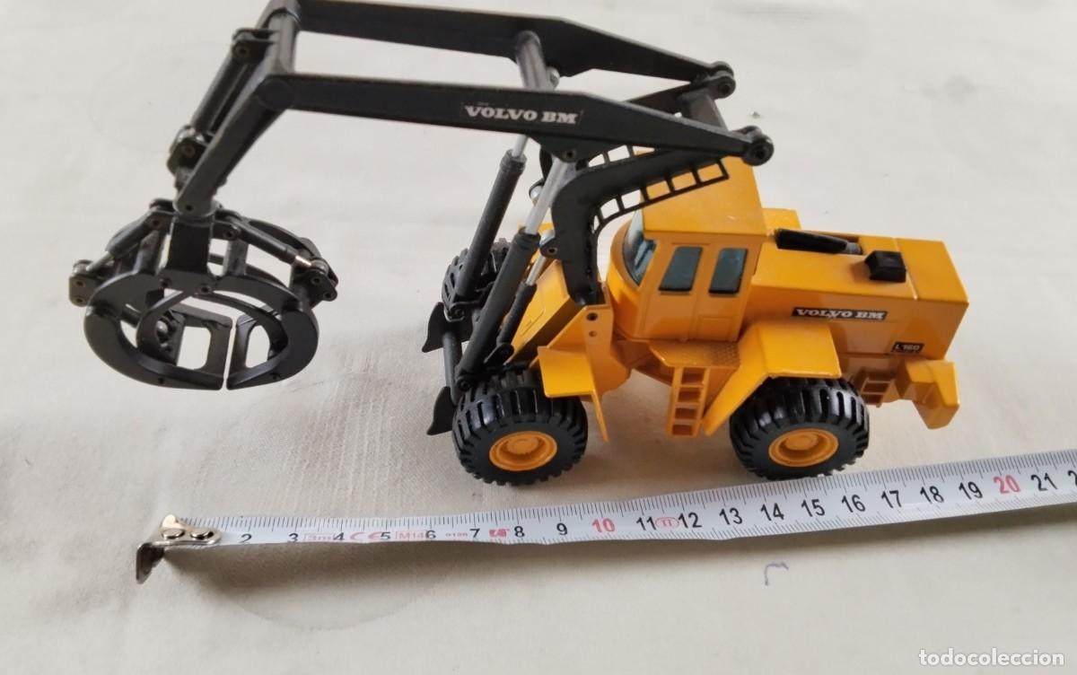 Juguetes antiguos Joal: TRACTOR GRUA CARGA DE LE&Ntilde;A VOLVO BM JOAL ESCALA1/50 MEDIDAS APRX 18 X 10 CTM