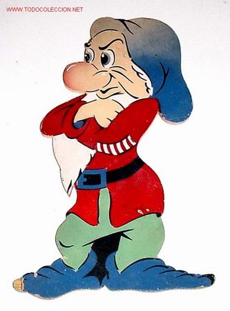 Juguetes antiguos y Juegos de colecci&oacute;n: ANTIGUO ENANITO GRU&Ntilde;ON DE BLANCANIEVES, RECORTADO EN MADERA Y PINTADO -  30 CMS. DE ALTURA