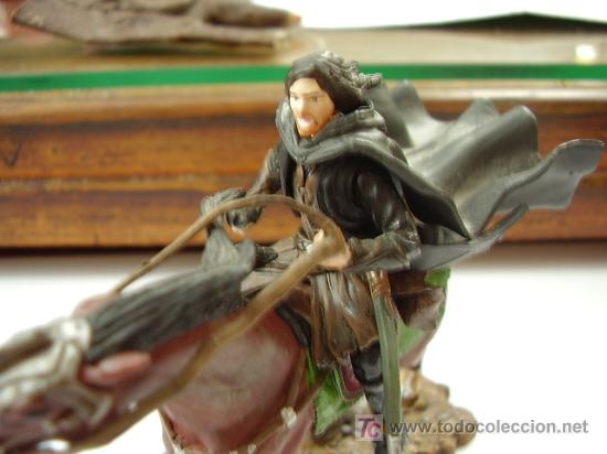 Juguetes antiguos y Juegos de colecci&oacute;n: Figura de Aragorn a caballo Se&ntilde;or de los Anillos