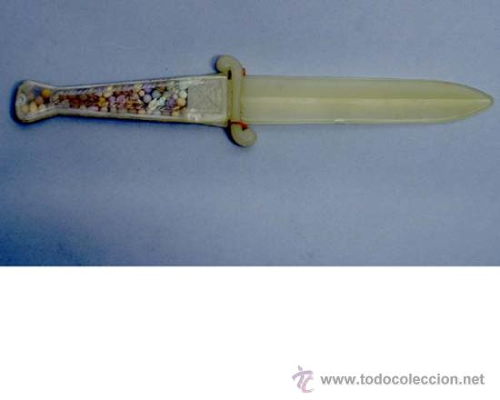Altes Spielzeug und Spiele: Cuchillo pl&aacute;stico flexible con anises en el mango