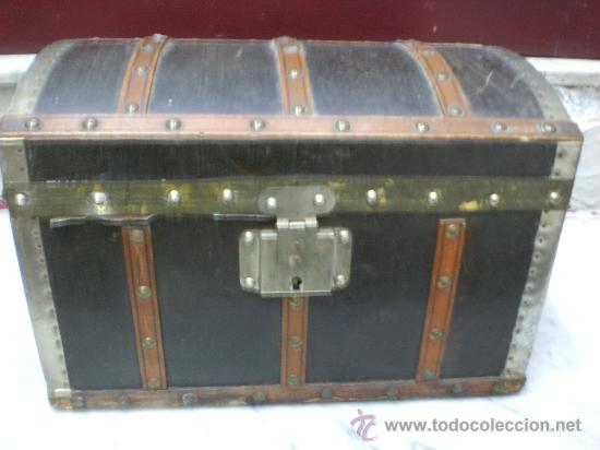 Juguetes antiguos y juegos de colecci&oacute;n: baul de mu&ntilde;eca - Foto 1
