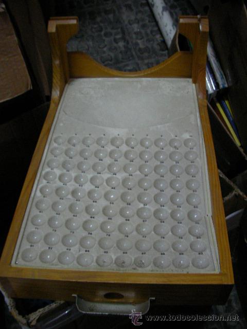 Jouets Anciens et Jeux de collection: ANTIGUA ESTRUCTURA DE MADERA PARA BINGO CON PLATAFORMA DE NUMEROS DONDE LAS BOLAS PASAN POR DEBAJO