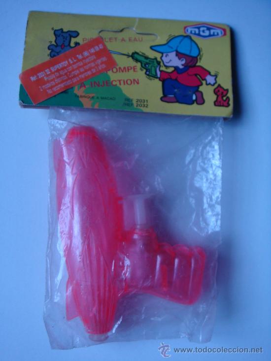 Juguetes antiguos y Juegos de colecci&oacute;n: Pistola de agua con bomba inyectora MGM en su bolsa original. Fabricada en Macao.