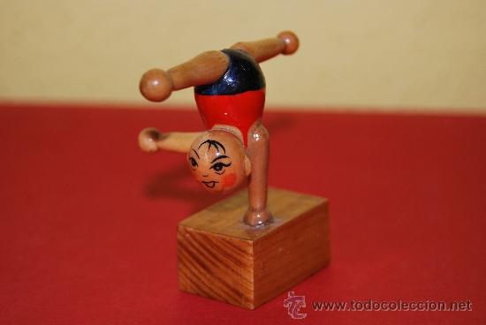 Juguetes antiguos y Juegos de colecci&oacute;n: SACAPUNTAS CON FIGURA DE MADERA - GIMNASIA - A&Ntilde;OS 80 -