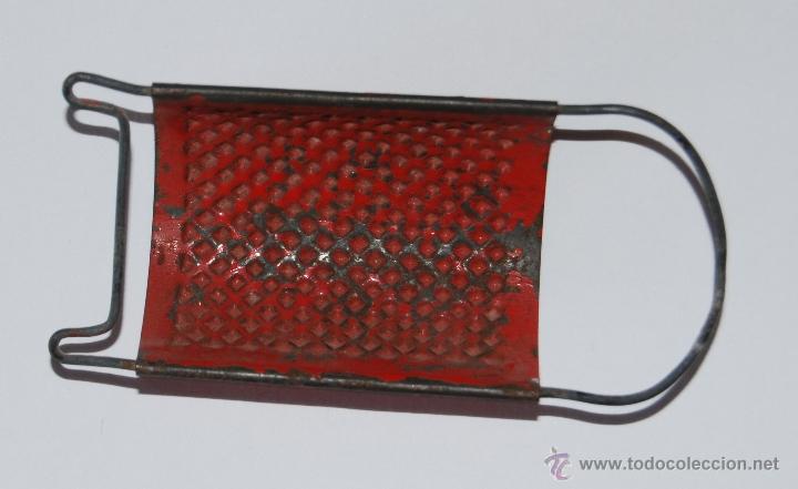 Juguetes antiguos y Juegos de colecci&oacute;n: PEQUE&Ntilde;O Y ANTIGUO RALLADOR JUGUETE COCINA METALICO