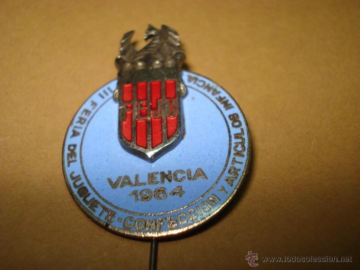 Brinquedos antigos e Jogos de cole&ccedil;&atilde;o: Antigua Insignia Esmaltada y con Alfiler de la 3&ordf; Feria del Juguete de Valencia del A&ntilde;o 1964