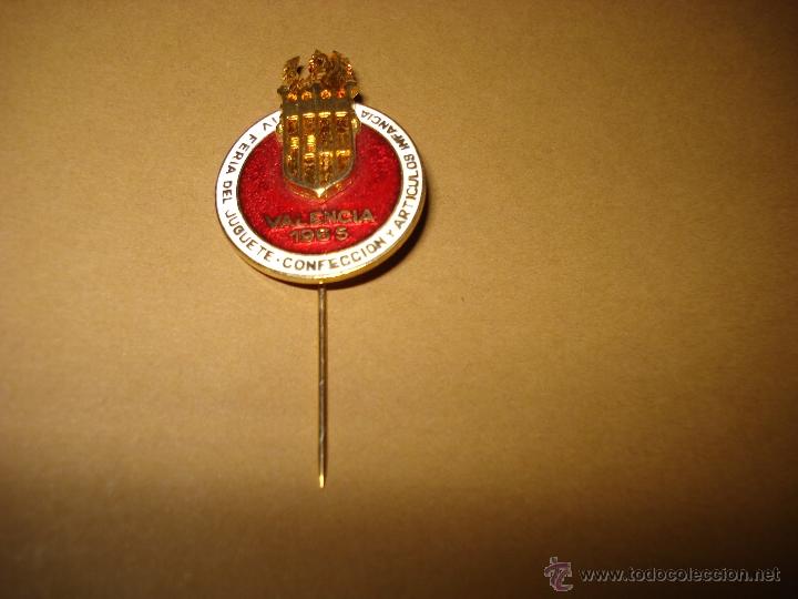 Brinquedos antigos e Jogos de cole&ccedil;&atilde;o: Antigua Insignia Esmaltada y con Alfiler de la 4&ordf; Feria del Juguete de Valencia del A&ntilde;o 1965