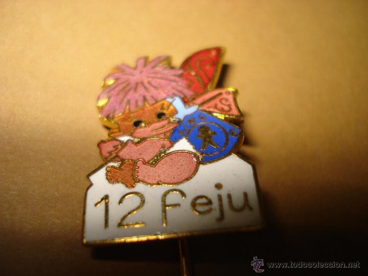 Brinquedos antigos e Jogos de cole&ccedil;&atilde;o: Antigua Insignia de Lat&oacute;n Esmaltado con Alfiler de la 12&ordf; Feria del Juguete de Valencia del A&ntilde;o 1973