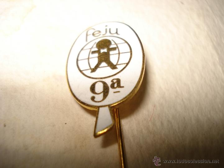 Brinquedos antigos e Jogos de cole&ccedil;&atilde;o: Antigua Insignia de Lat&oacute;n Esmaltado con Alfiler de la 9&ordf; Feria del Juguete de Valencia del A&ntilde;o 1970
