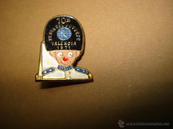 Brinquedos antigos e Jogos de cole&ccedil;&atilde;o: Antigua Insignia de Lat&oacute;n Decorado con Alfiler de la 10&ordf; Feria del Juguete de Valencia del A&ntilde;o 1971