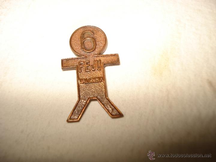 Brinquedos antigos e Jogos de cole&ccedil;&atilde;o: Antigua Insignia de Lat&oacute;n con Alfiler de la 6&ordf; Feria del Juguete de Valencia del A&ntilde;o 1967